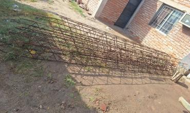 Recuperaron estructuras de hierro y un capot de camión en el barrio Mirador II: fueron restituidos a su propietario
