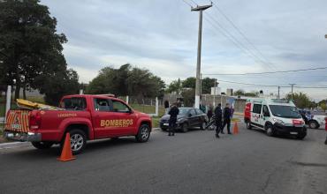Un motociclista chocó contra un auto estacionado y sufrió lesiones en una pierna