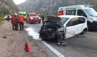 Grave choque contra un cerro en Ruta 75: un joven sufrió traumatismo de cráneo y fue trasladado inconsciente