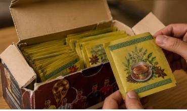 Insólita estafa viral: compró una caja de figuritas del Mundial y se llevó una desagradable sorpresa