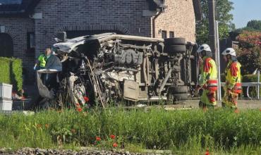 Conmoción en Bélgica: un tren chocó contra un micro escolar y hay cuatro muertos