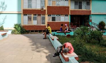 Sin gas, los cubanos cocinan con carbón y leña para sobrevivir