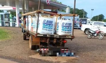 Corrientes: dos jóvenes murieron al chocar en moto contra un camión en el acceso a una estación de servicio