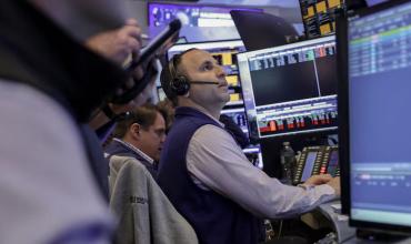 El riesgo país vuelve a caer y se aleja de los 500 puntos básicos 