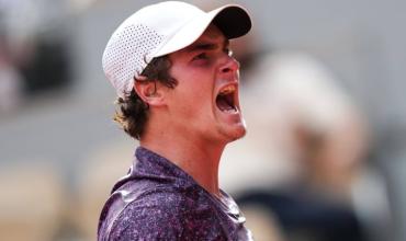 Fonseca eliminó a Djokovic en una remontada épica y avanzó a octavos en Roland Garros