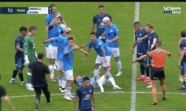 Susto en Belgrano por Zelarayán: se descompensó en pleno partido y se fue acompañado por Zielinski