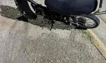 Adolescente motociclista resultó herida tras una colisión con un automóvil en la zona Sur