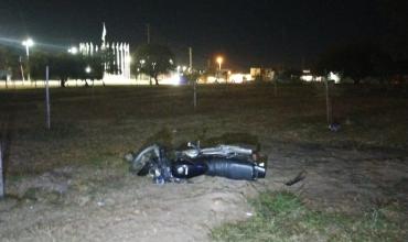 Motociclista sufrió una presunta fractura de clavícula tras una fuerte caída en el barrio Canal 9