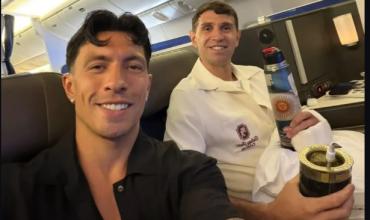 Dibu Martínez viajó a Kansas con su mano completamente vendada en la previa del Mundial