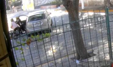 Motociclista sufrió un violento intento de robo y gracias a las cámaras de seguridad lograron detener al delincuente