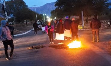 Estudiantes del Colegio Provincial de Aminga realizaron una protesta en respaldo a la rectora