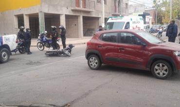Motociclista resultó herido tras chocar con un automóvil en la esquina de Santa Fe y Mariano Moreno