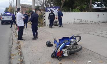 Robó un perfume de una farmacia, intentó escapar en moto y terminó detenido tras caer al pavimento