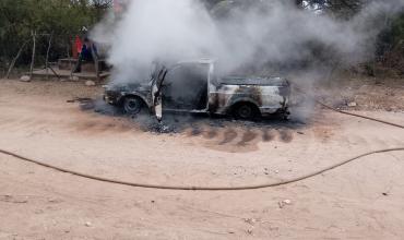 Chamical: una camioneta utilizada para la venta de huevos sufrió pérdidas totales tras incendiarse