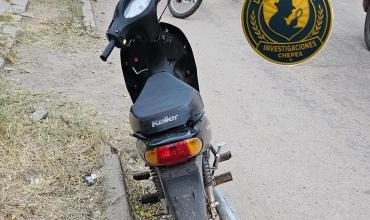 Robaron una motocicleta mientras su propietario dejaba a su hijo en una práctica deportiva y la recuperaron a las pocas cuadras