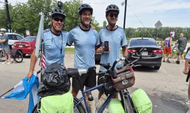 La increíble historia de los tres argentinos que llegaron en bicicleta de Gualeguaychú a Kansaspara el Mundial 2026: 17.000 kilómetros y un café con Ginóbili