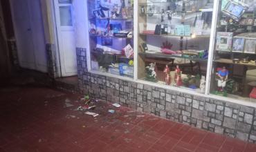 Intentaron ingresar a un bazar del barrio Alta Rioja tras romper un ventanal