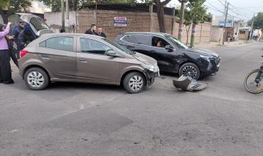 Fuerte choque entre dos vehículos en pleno centro de la Capital