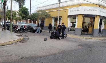 Una motociclista resultó herida tras sufrir una caída en una transitada esquina de la Capital