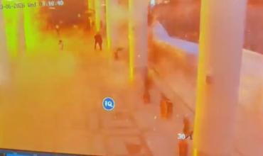 El momento en el que el drone iraní impactó contra el aeropuerto de Kuwait