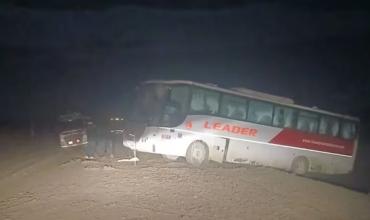 Neuquén: un colectivo con 41 pasajeros quedó colgado de un precipicio y debieron esperar horas sin calefacción