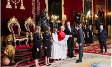 El rey Felipe, en la ceremonia de bienvenida al papa León XIV en el Palacio Real: “Los casos de abuso no son ni pueden ser representativos de la Iglesia”