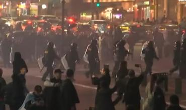 La muerte del Indio Solari: incidentes en el banderazo en el Obelisco, corridas de fanáticos por el avance de la Policía