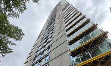 Investigan la muerte de una pareja y su hijo de 9 años: cayeron desde un piso 36 de un edificio en Londres