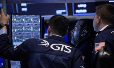 El riesgo país opera en su nivel más bajo desde 2018: qué pasa con las acciones y los bonos