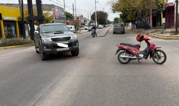 Colisión entre moto y camioneta en avenida Ramírez de Velazco: un hombre fue trasladado