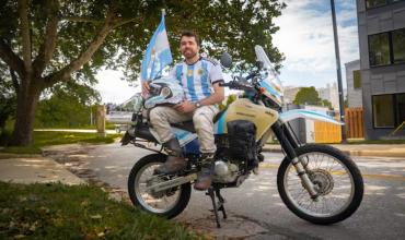 Perdió su trabajo, salió en moto rumbo a Alaska y terminó siguiendo a la Selección argentina en el Mundial