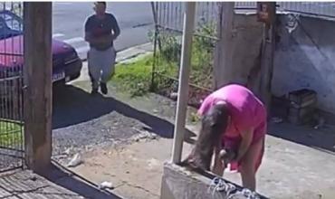 Una mujer tuvo a su bebé parada en el patio de su casa frente a su marido