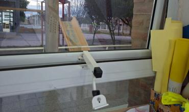 Delincuentes forzaron una ventana e ingresaron a robar en la Escuela Tinkunaco