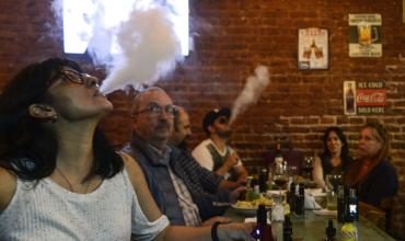 Igual que el cigarrillo: CABA prohibirá el vapeo en los lugares cerrados