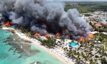 Muere una mujer y desalojan a 1.700 turistas en República Dominicana por un incendio voraz en un hotel de lujo
