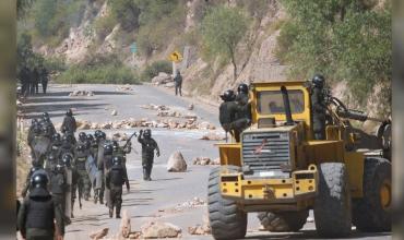 Bolivia intenta salir de la crisis: liberan caminos y llegan camiones con combustible