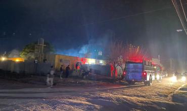 Incendio en una vivienda: una mujer fue asistida por inhalación de humo