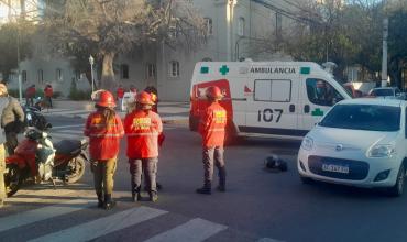 Una mujer y un niño resultaron heridos tras un choque entre un auto y una moto frente a la Municipalidad
