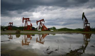El petróleo volvió a caer: cedió un 3,3% y cerró debajo de USD 78 tras las señales de distensión entre Estados Unidos e Irán