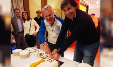 La Embajada británica proyectó el partido contra Ghana en su sede en el marco de un colorido evento