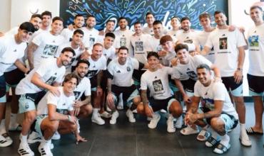 El plantel de la Selección argentina sorprendió a Messi con remeras hechas con fotos junto a Leo: quién es el único que no tenía imagen