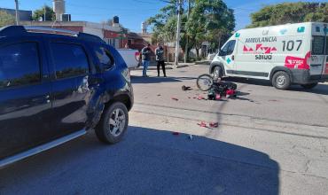 Fuerte choque entre una moto y una camioneta en la esquina de Primero de Mayo y Centeno