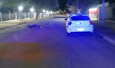 Una motociclista alcoholizada sufrió graves lesiones tras chocar contra un auto estacionado en Chamical