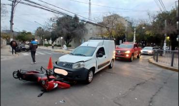 Una motociclista sufrió lesiones tras chocar con una utilitaria en pleno centro de la Capital