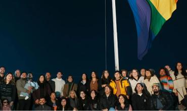 Polémica por la bandera de la diversidad: el Municipio evitó brindar explicaciones sobre el acto realizado en el Palacio Municipal
