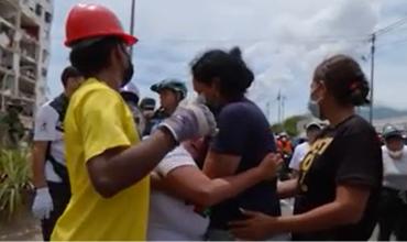 “No tengo nada que perder, que me maten si quieren”: venezolanos bloquearon el paso de máquinas para usarlas en la búsqueda de sus familiares