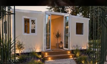 Compró una casa por internet, llegó desde China en un contenedor y la instalaron en una hora