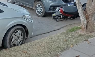 Un auto choco a una moto en cercanías de la DARD