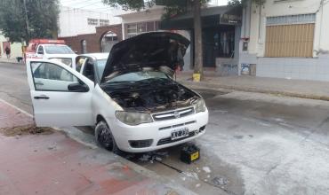 Incendio de un automóvil en pleno centro: comerciantes ayudaron a controlar las llamas antes de la llegada de los bomberos
