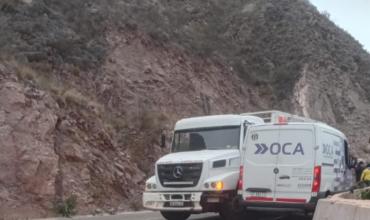 Un camión perdió el control por escarcha y chocó contra una combi estacionada en la Cuesta de Miranda